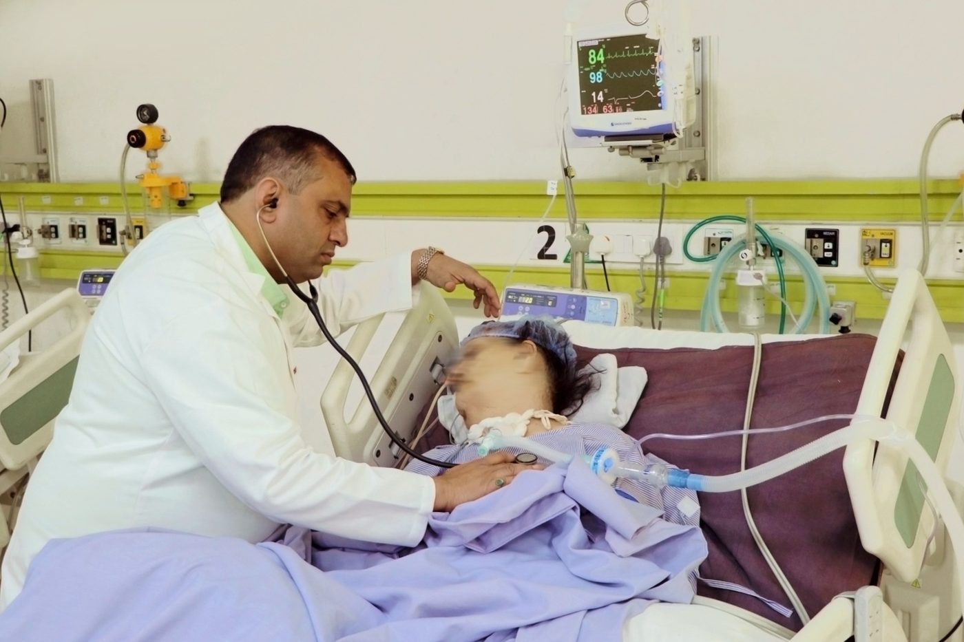 Consultant round at the bedside